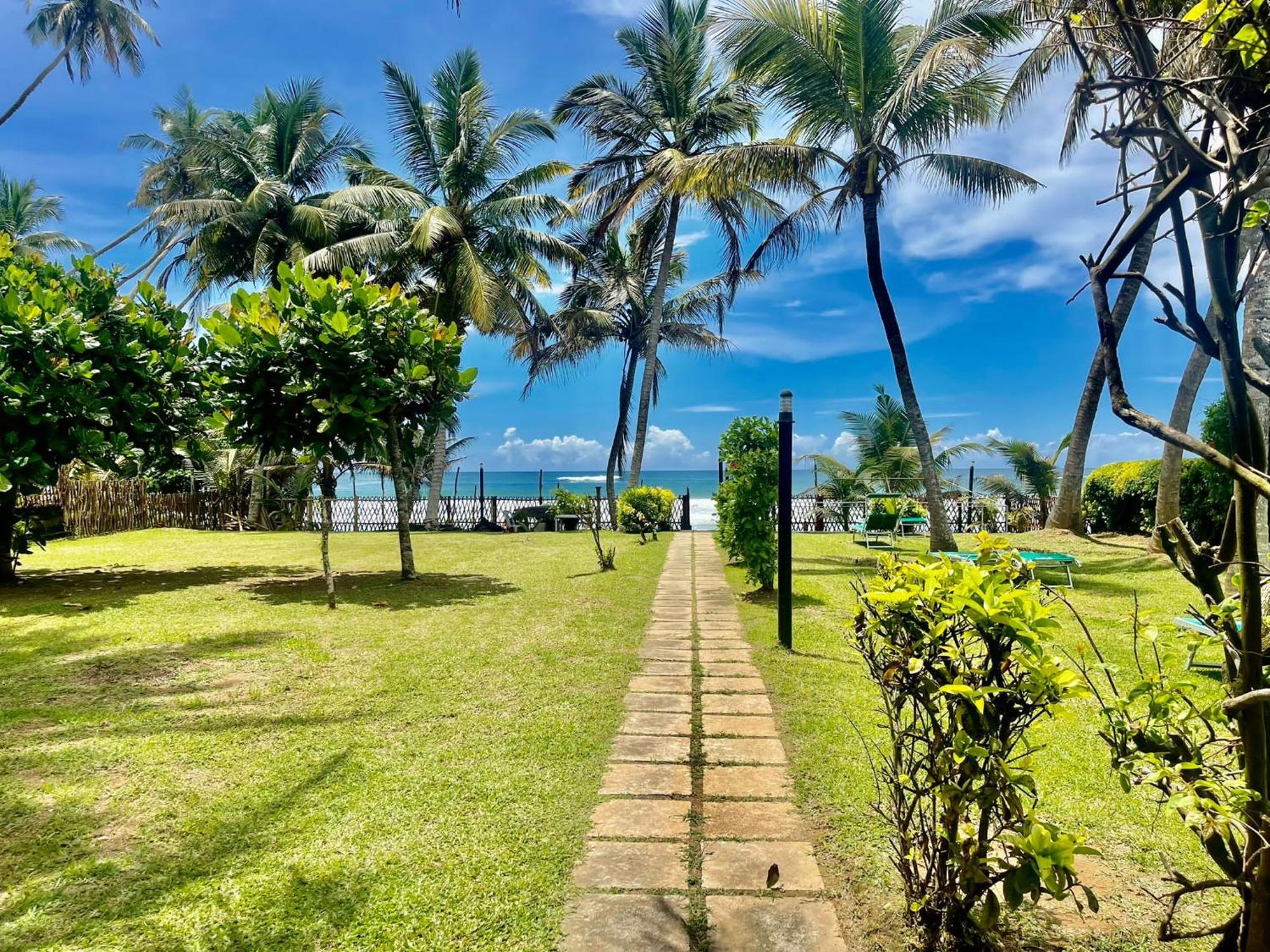 Amaya Beach Hotel Dikwella Bagian luar foto